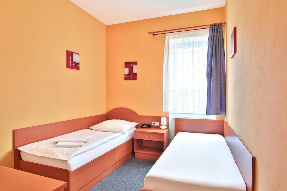 Attic Hotel Prag Exteriör bild