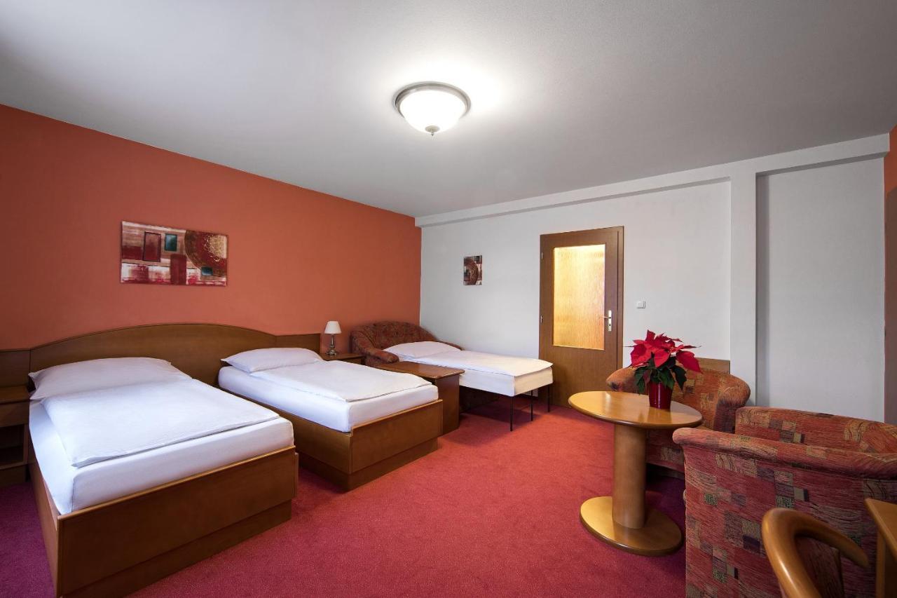 Attic Hotel Prag Exteriör bild