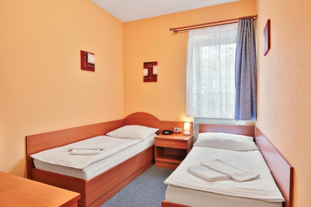 Attic Hotel Prag Exteriör bild