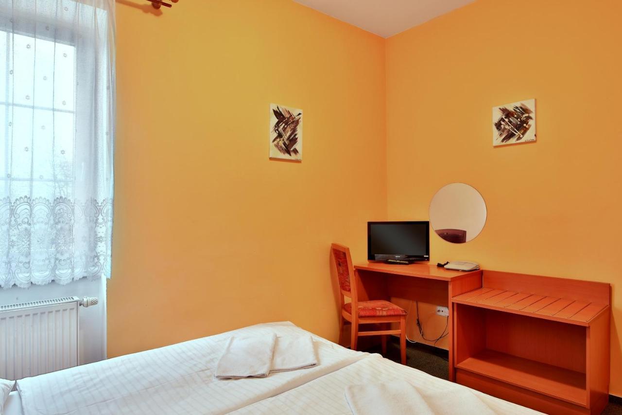 Attic Hotel Prag Exteriör bild